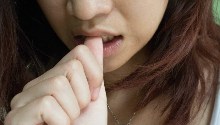 10 unhealthy habits that damage one’s teeth